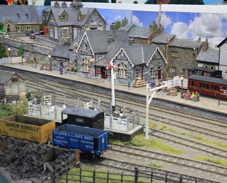 Image of O gauge modelling